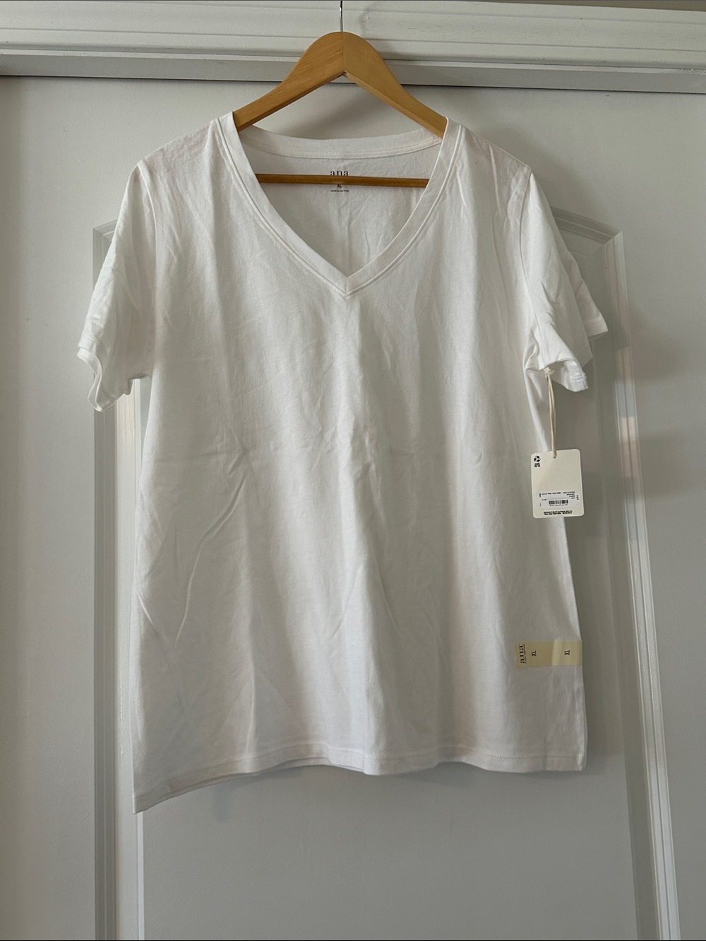 a.n.a White V-Neck Short Sleeve Tee